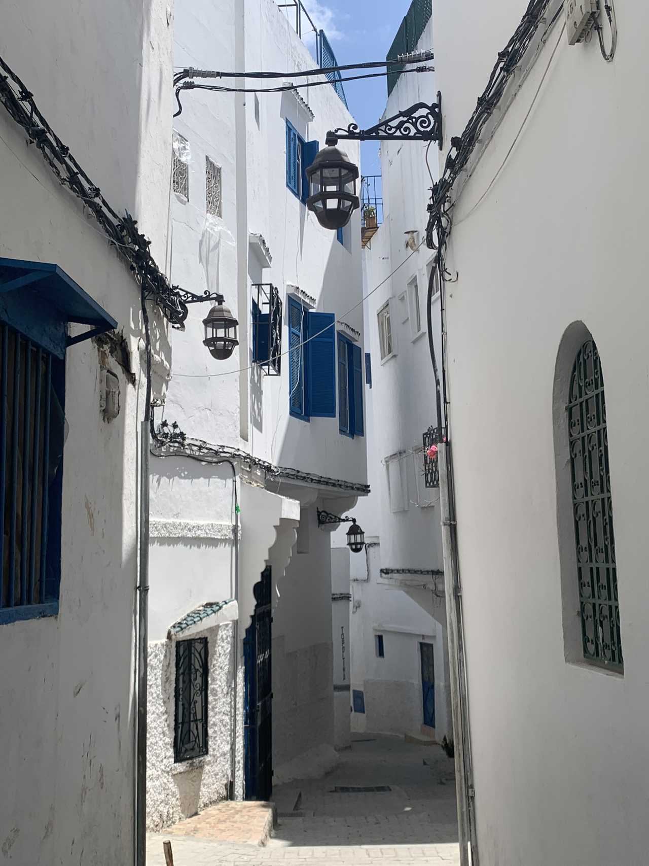 Ruelle de la kasbah de Tanger au Maroc