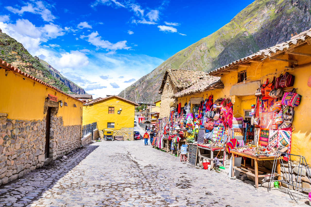 ruelles-pavees-village-ollantaytambo-vallee-sacree