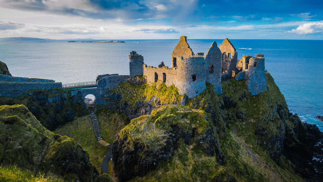 Ruines du château de Dunluce en Irlande