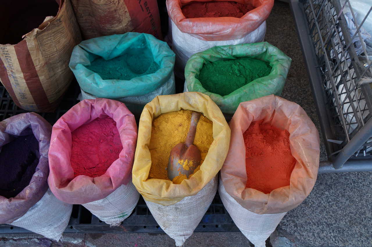 Sacs de poudres colorées de colorant de peinture à Istanbul