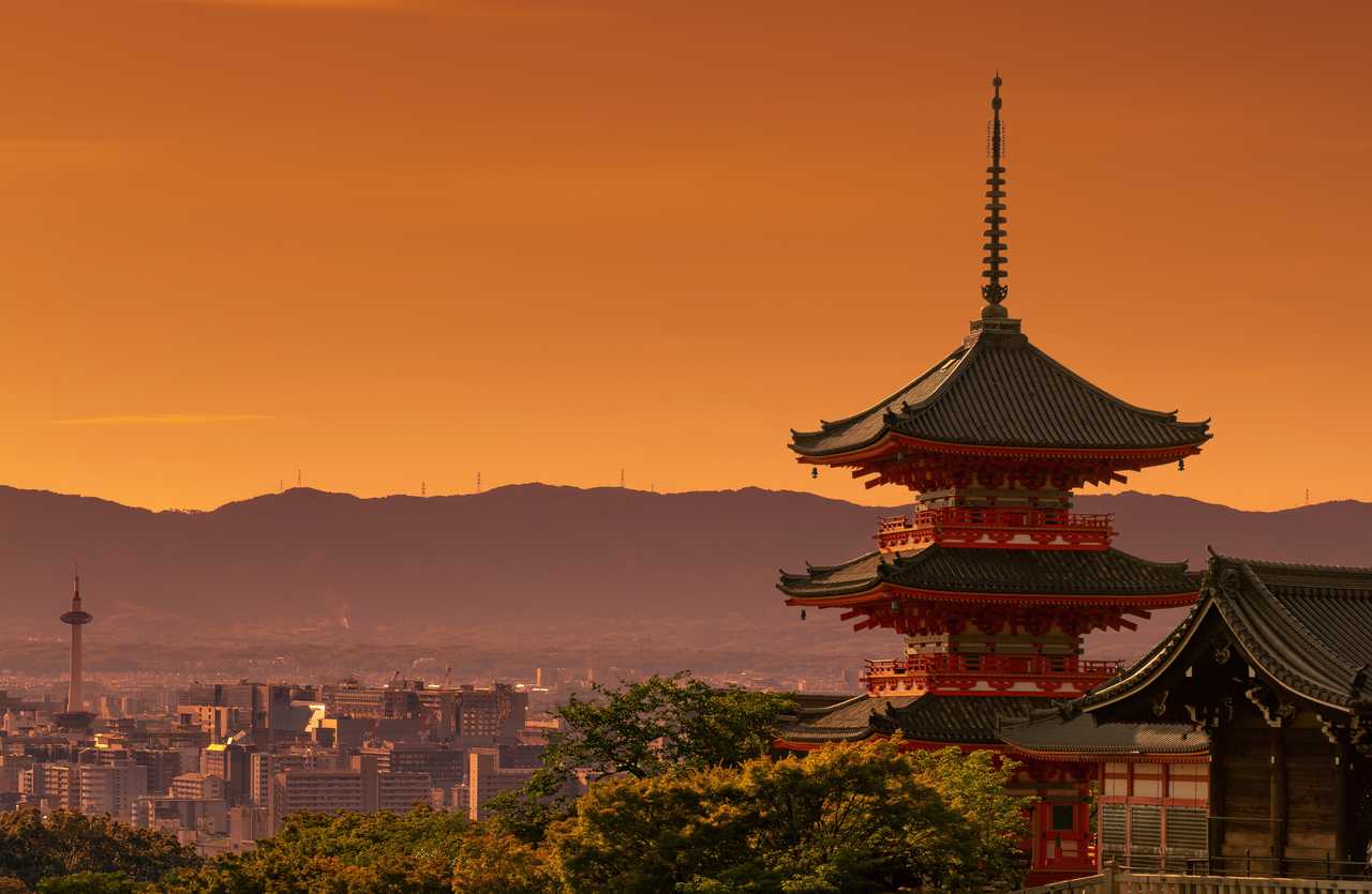 Sanctuaire Kiyomizudera au premier plan, paysage urbain de Kyoto au crépuscule