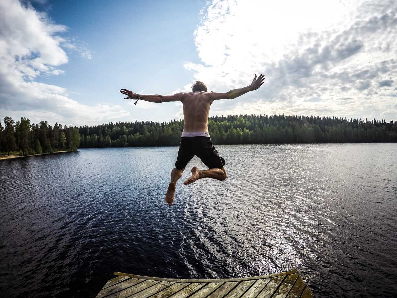Saut dans un lac de Finlande