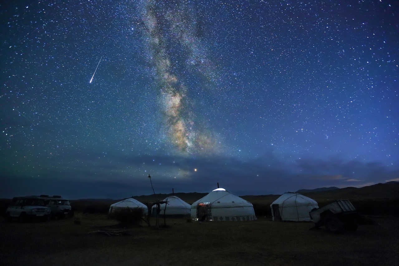 Scène nocturne de la Voie Lactée sur les yourtes mongoles, Mongolie occidentale