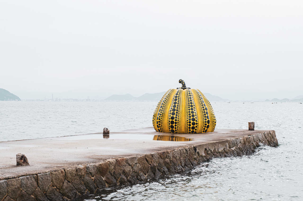 Sculpture de Yayoi Kusama sue l'île de Naoshima au Japon