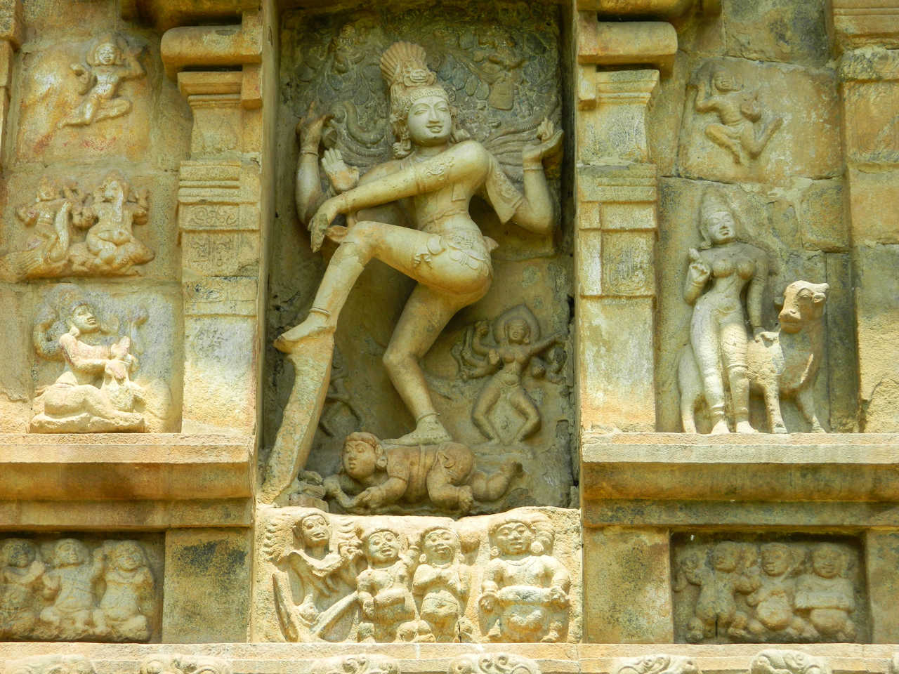 sculpture sur un temple Jaïn à Khajurao