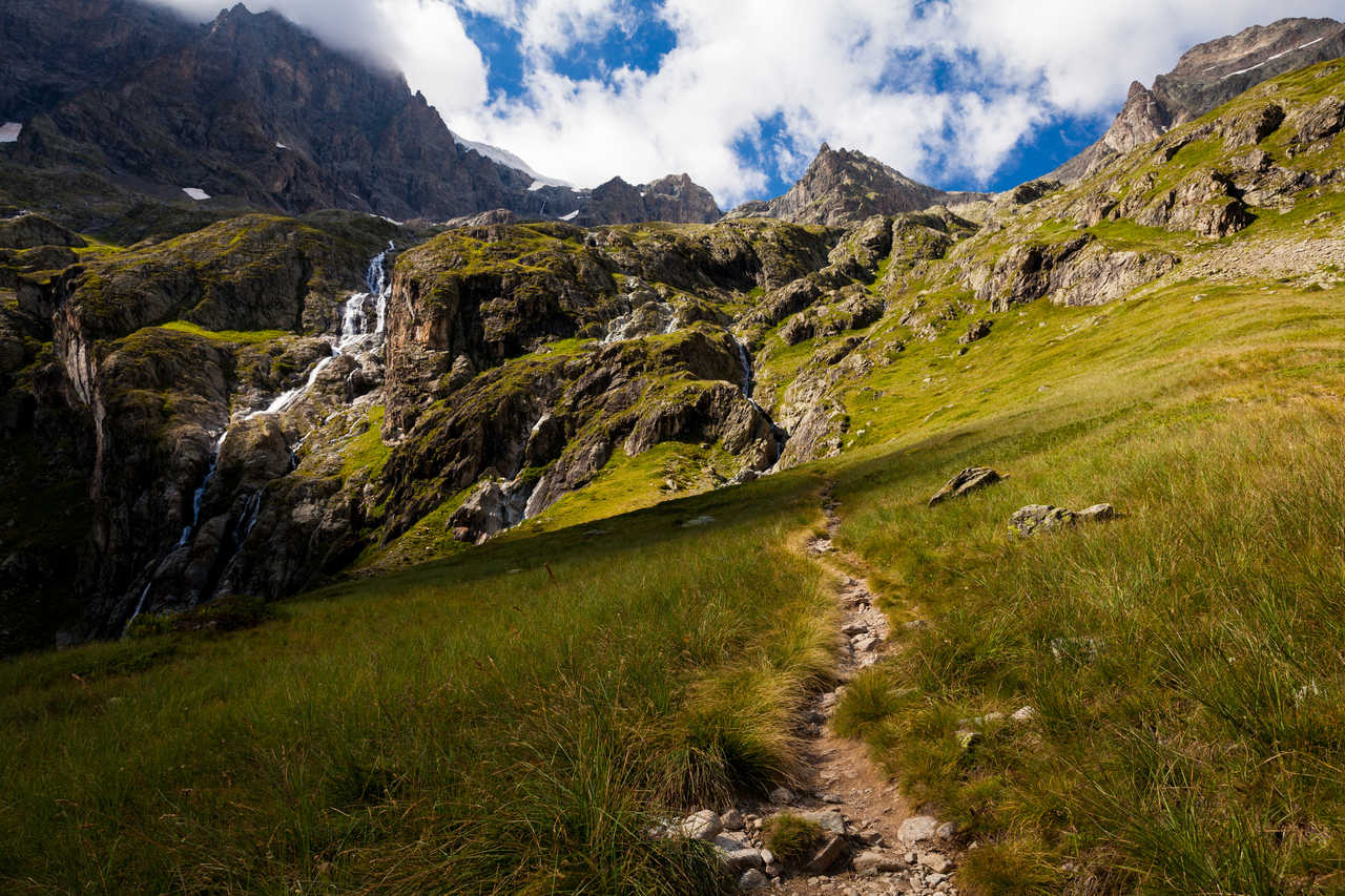 Sentier de randonnée dans le Parc National des Ecrins, Alpes du sud