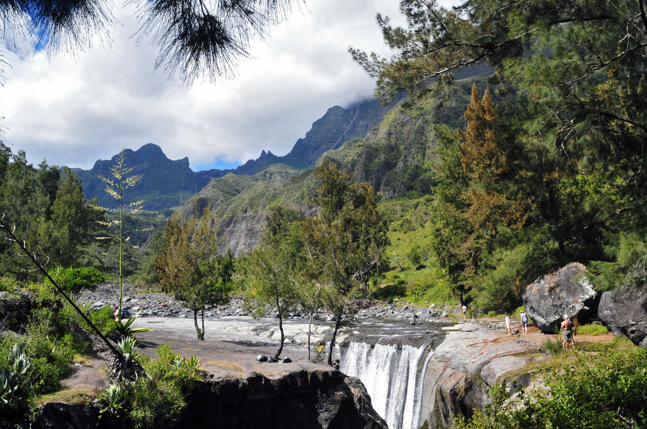 Passage à gué sur le sentier entre Marla et la Nouvelle, Mafate, la Réunion