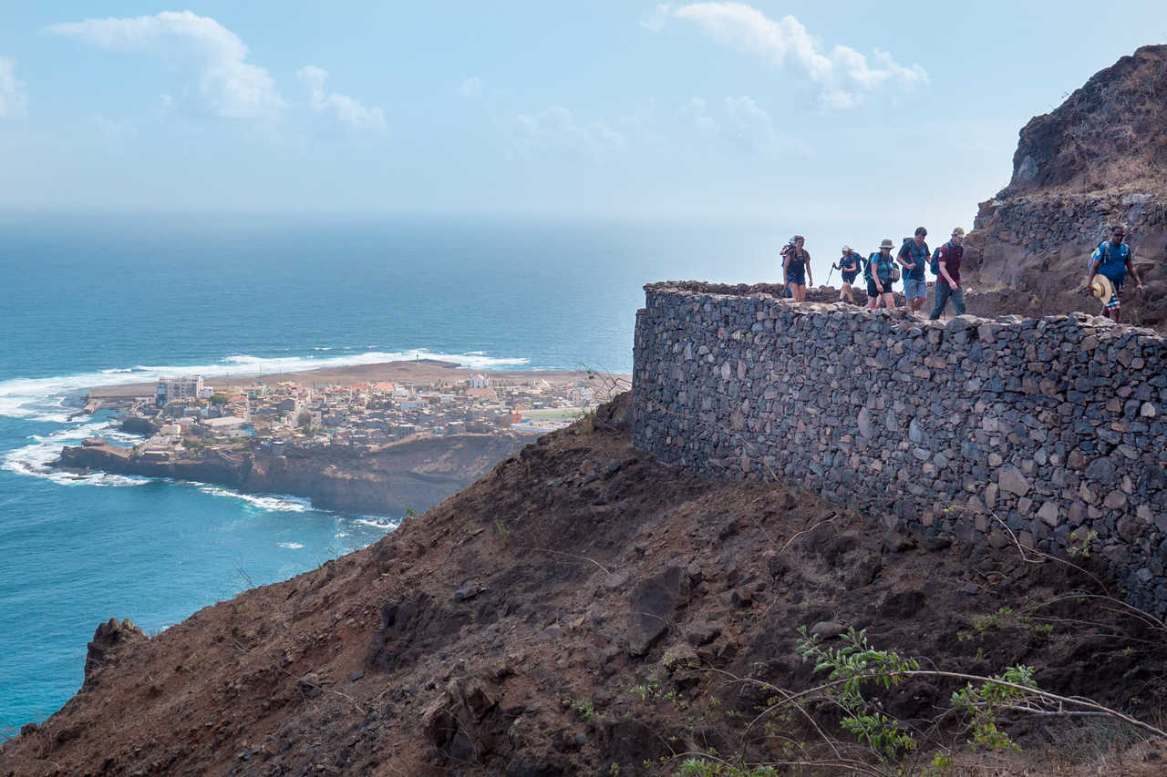 Sentiers en balcon lors de la randonnée côtière avec derrière , Ponta do Sol