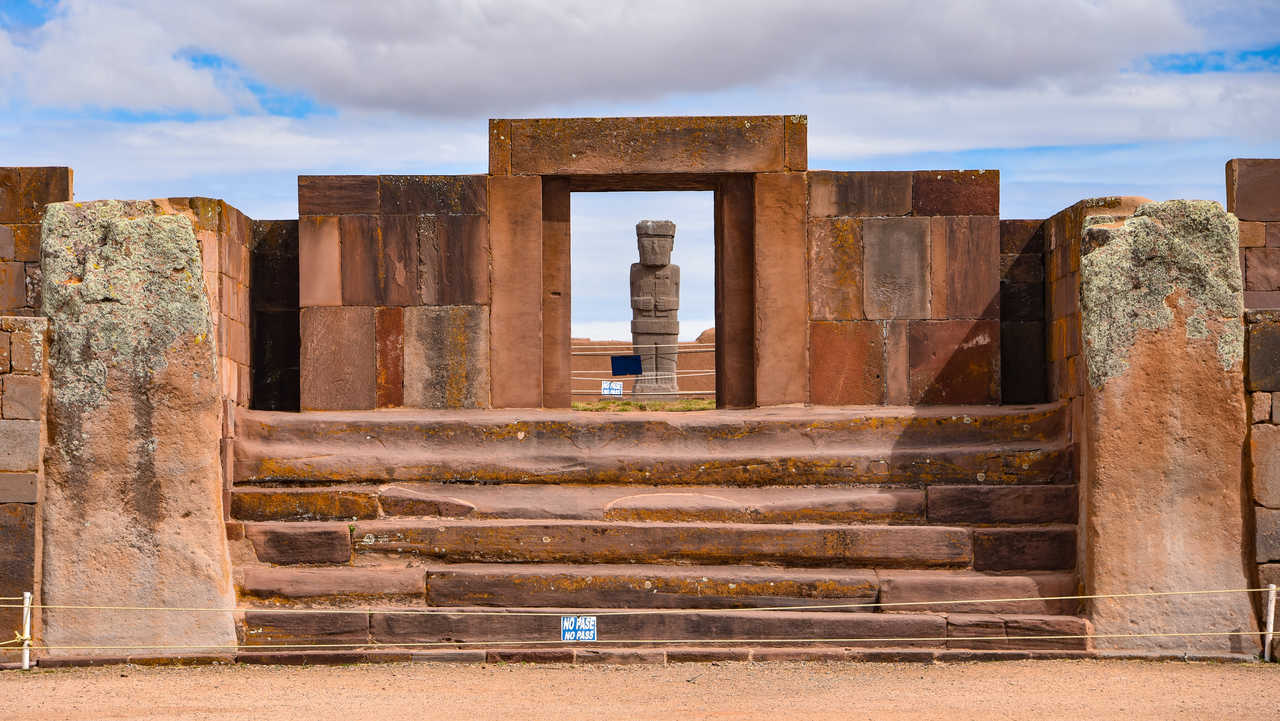 Site archéologique de Tiwanaku, le Monolithe Ponce et le temple de Kalasasaya