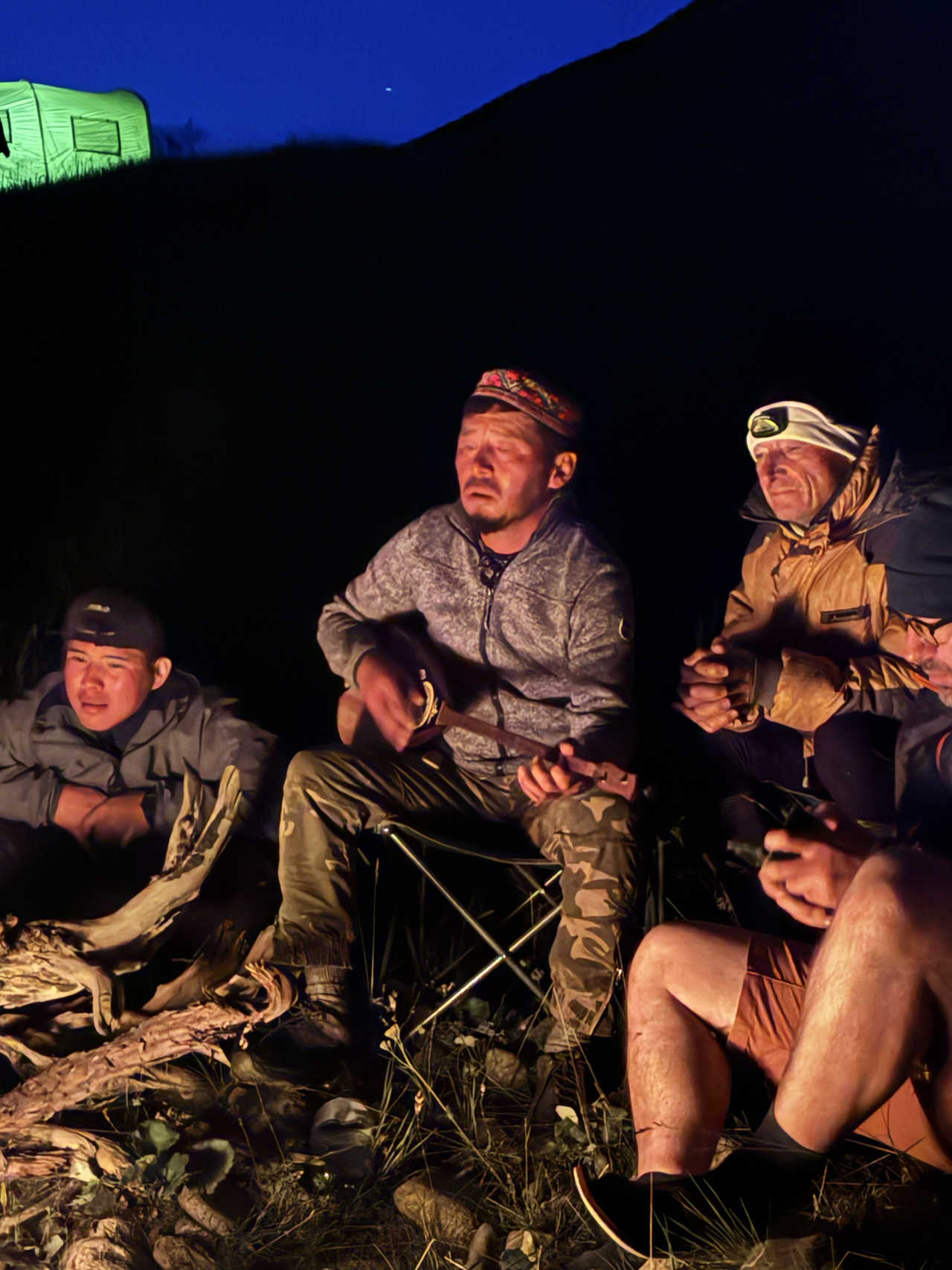 Soirée autour du feu au campement au Kazakhstan