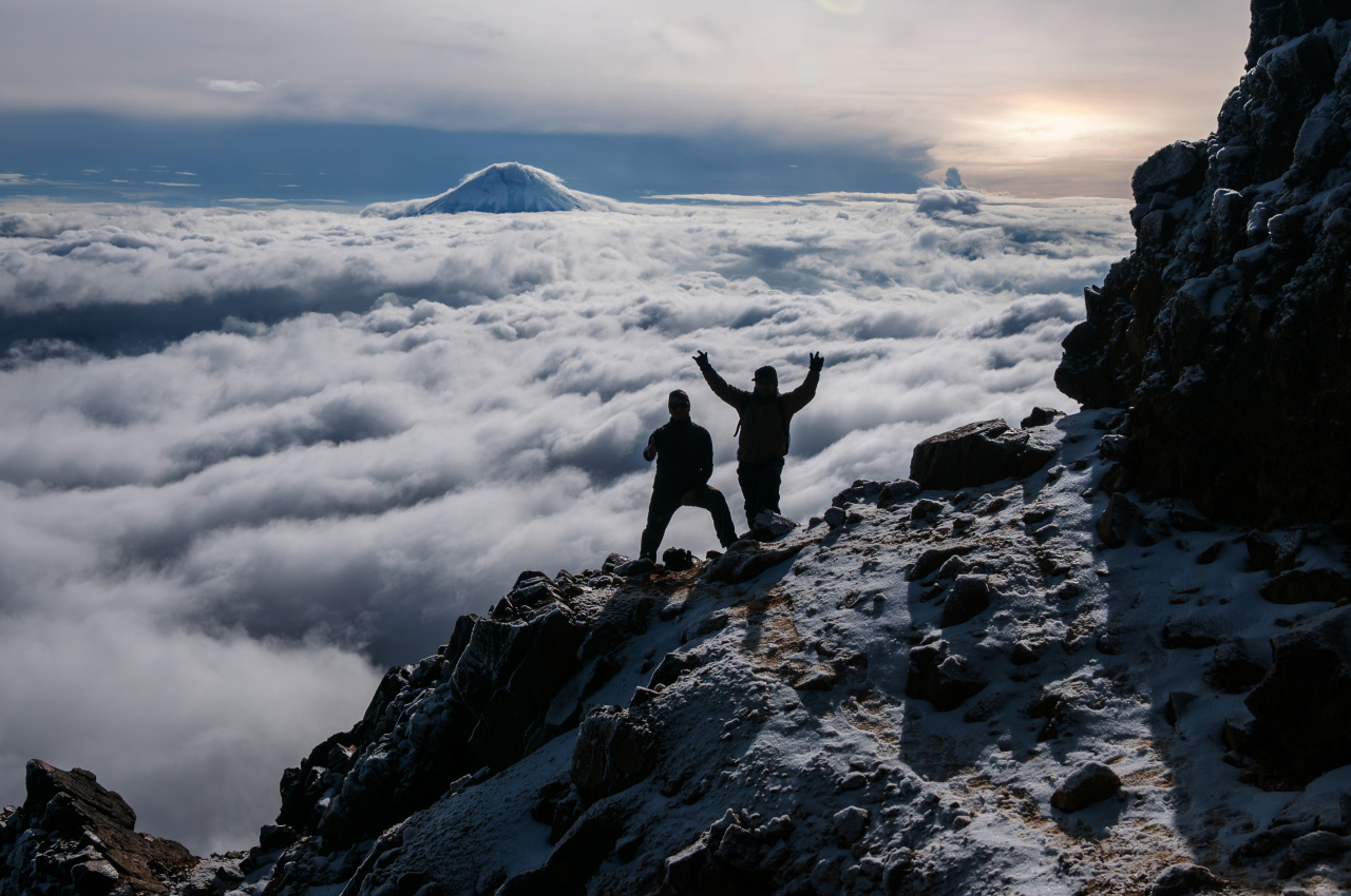 Sommet de l'Illiniza Norte avec vue sur le  Cotopaxi et mer de nuages en Équateur