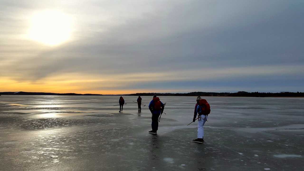 Sortie en patins en glace sur les lacs gelés de Suède