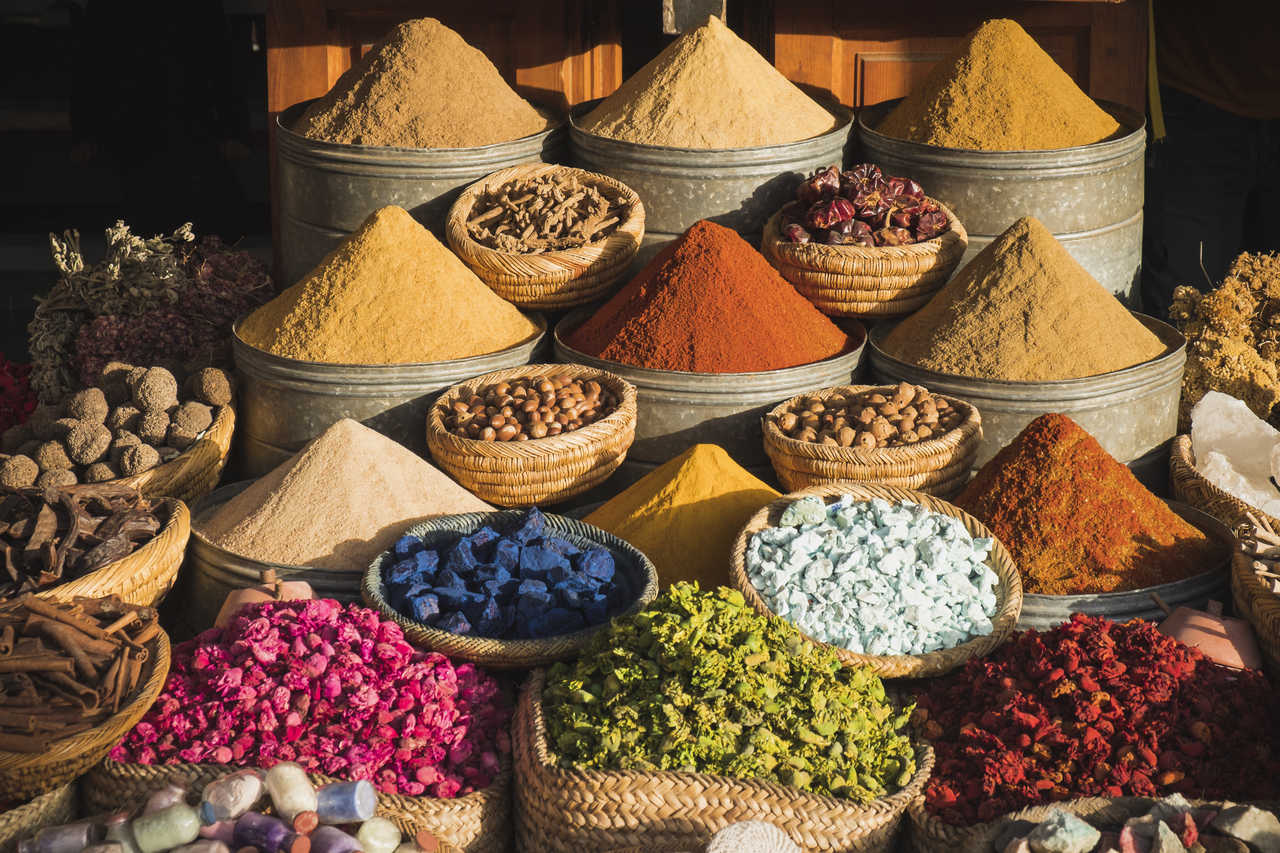Stand d'épices dans un souk au maroc