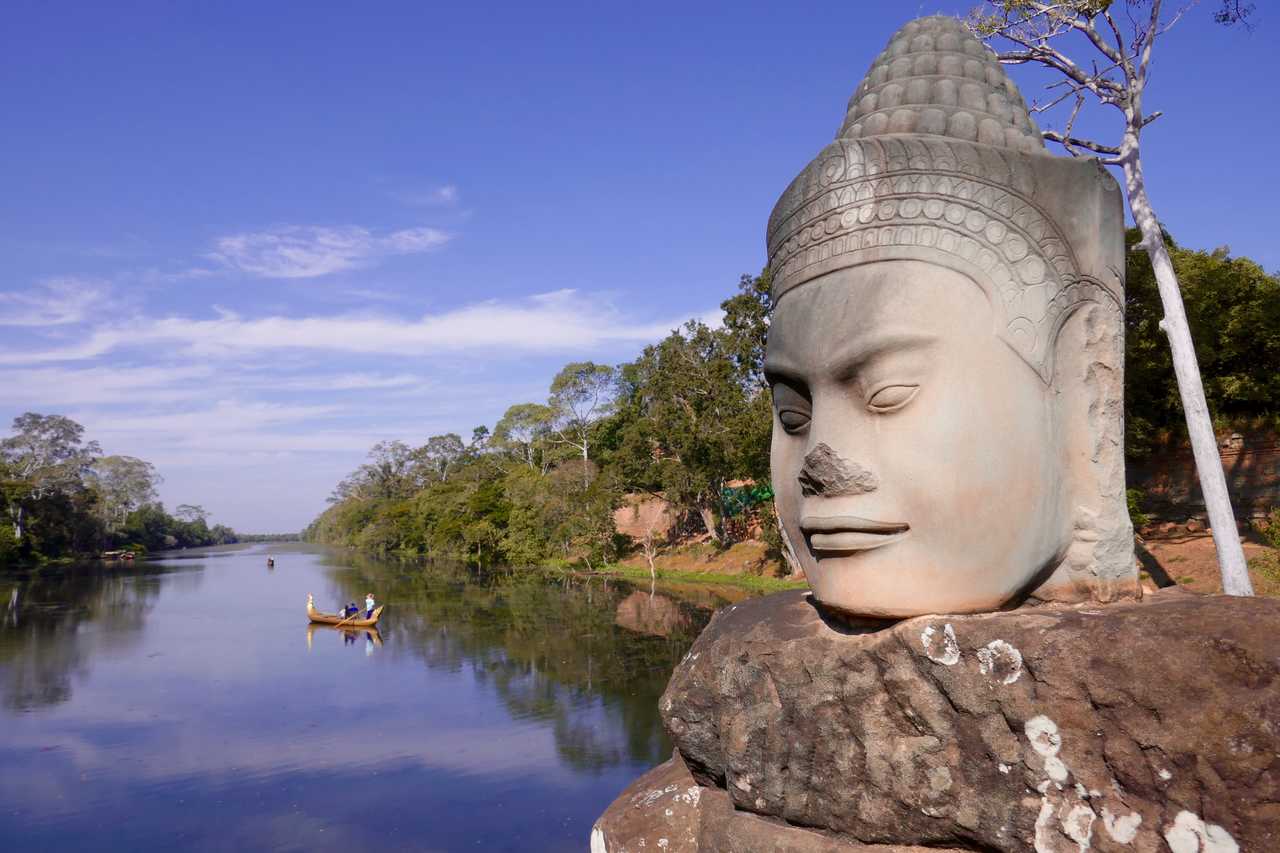 Statue de Bouddha au bord d'une rivière, Cambodge