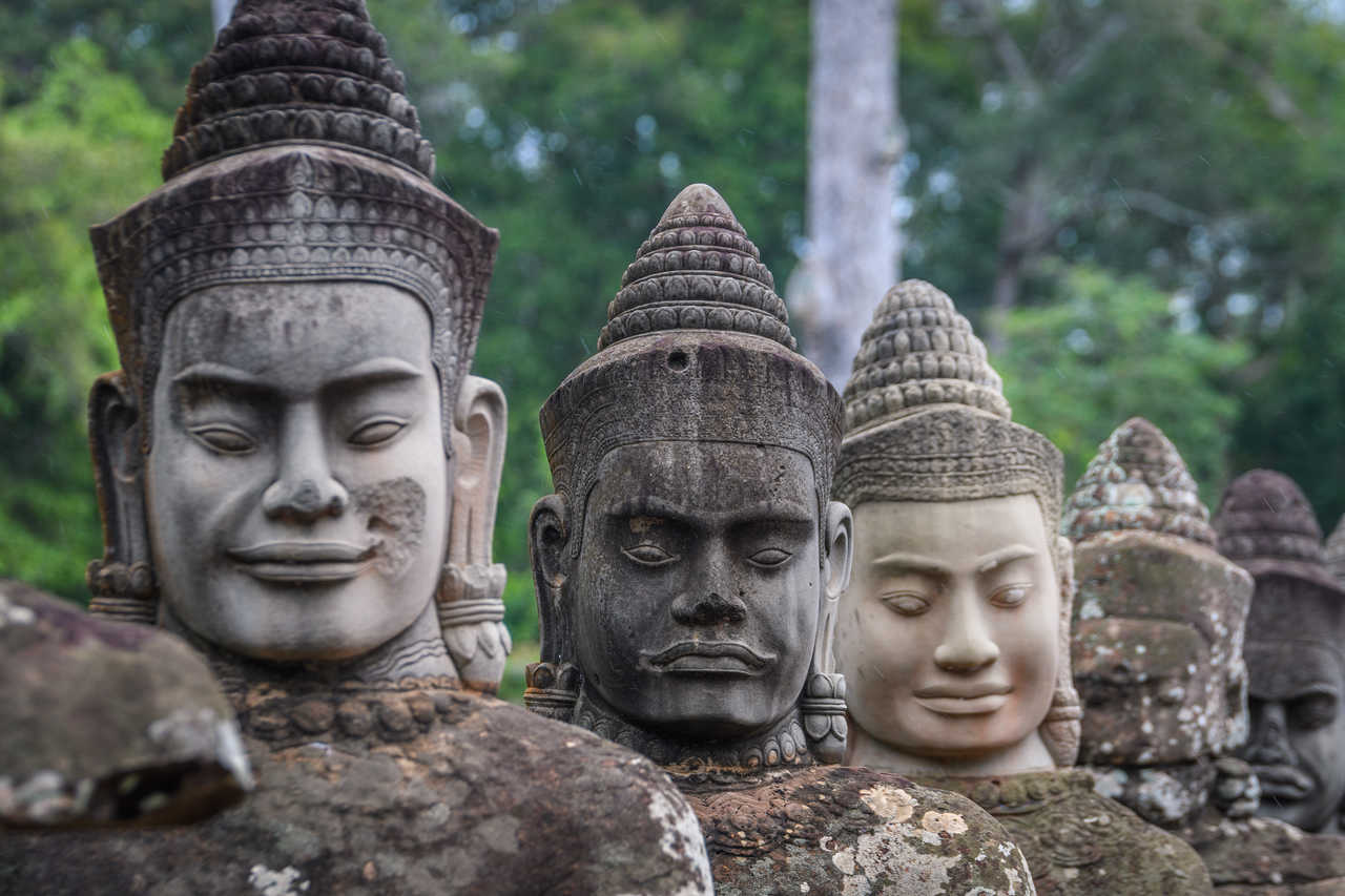 Statues et ruines dans le complexe des temples d'Angkor au Cambodge