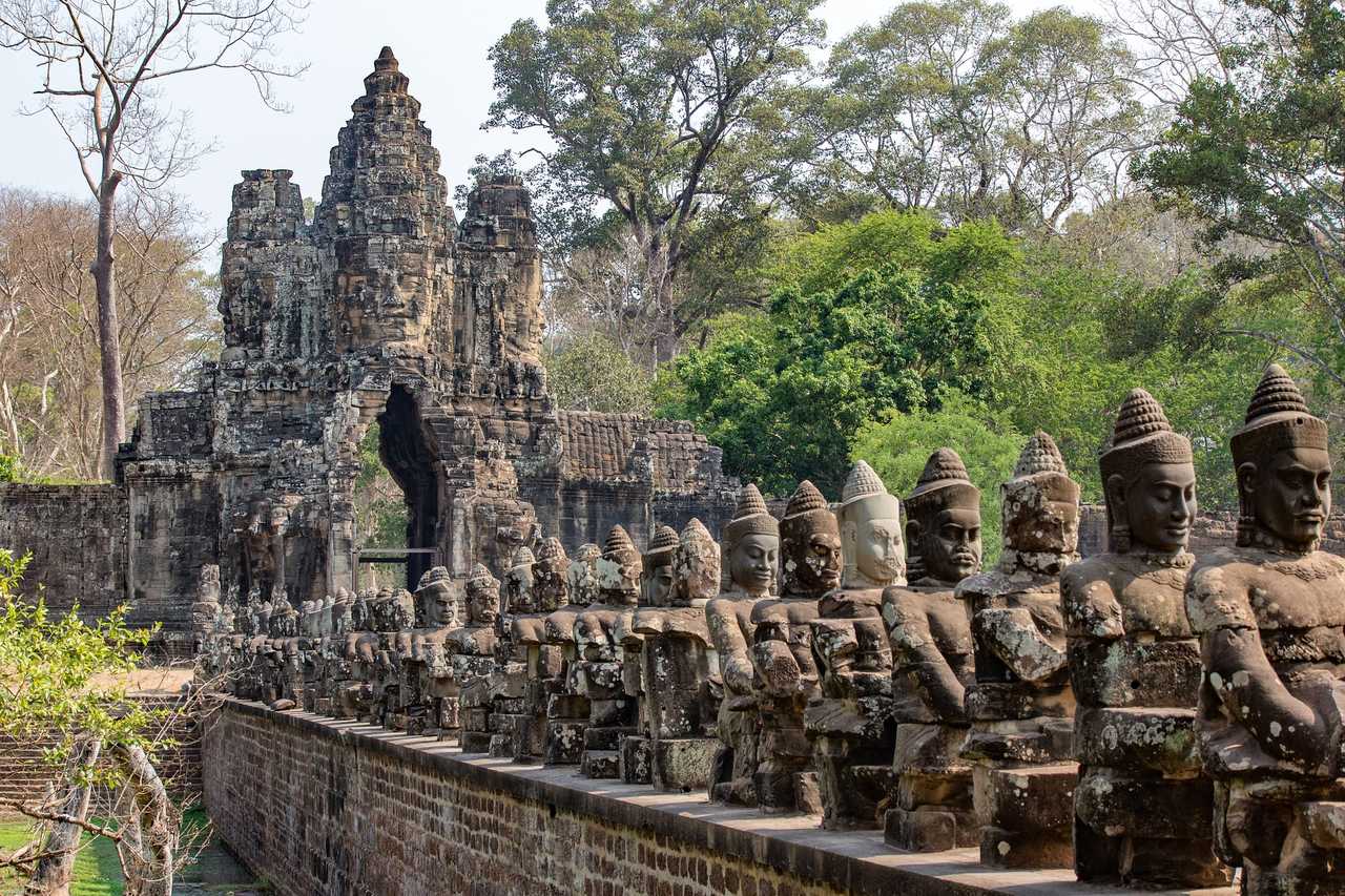 Statues et temple d'Angkor, Cambodge