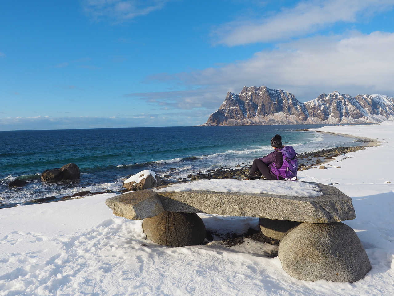Sur la plage d'Uttakleiv dans le Lofoten l'hiver en Norvège