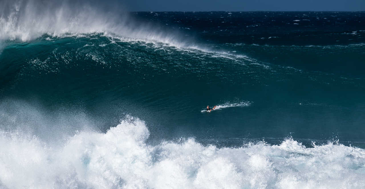 surfeur-dans-une-vague-sur-la-north-shore