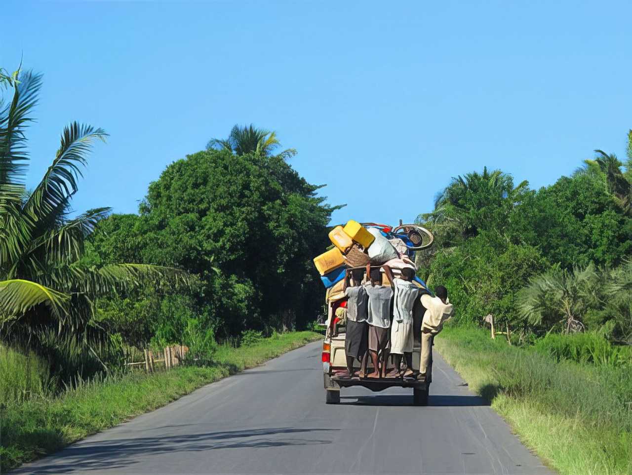 Taxi brousse à Sambava, Madagascar