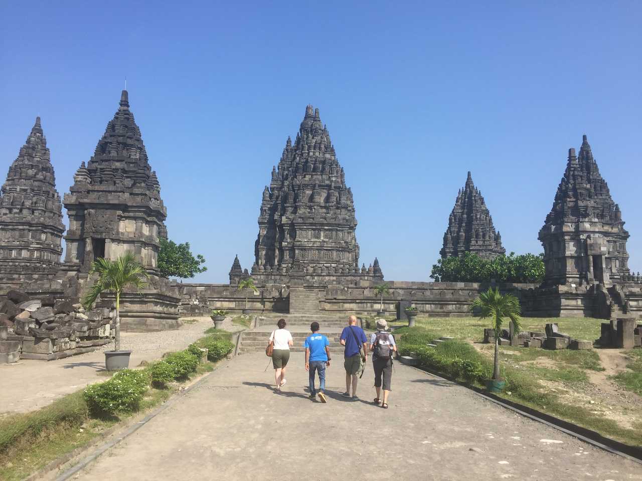 Randonneurs au temple de Prambanan, Java, Indonésie