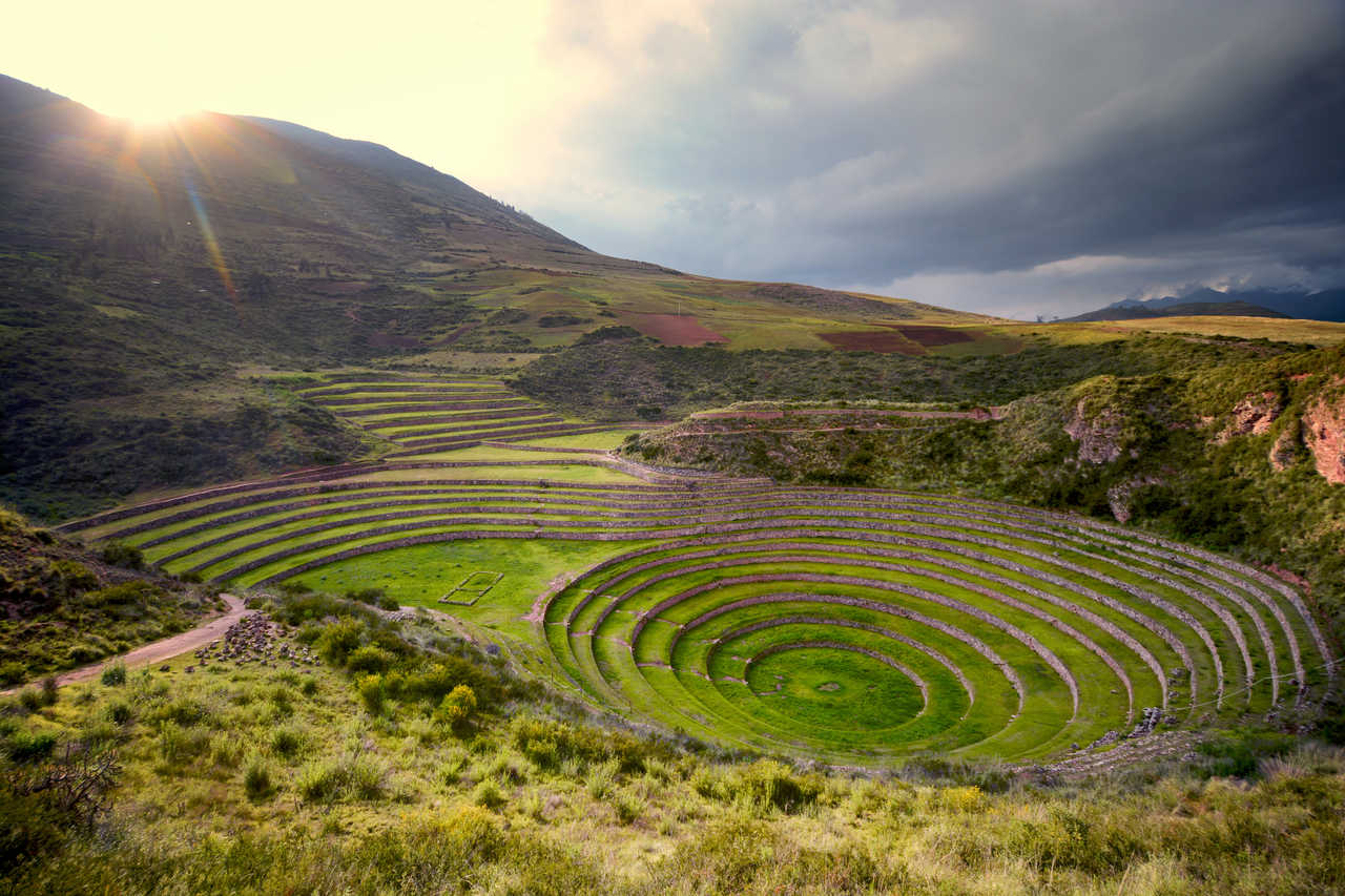 Terrasses agricoles circulaires de Moray sous le soleil, Vallée Sacrée des Incas, Pérou.