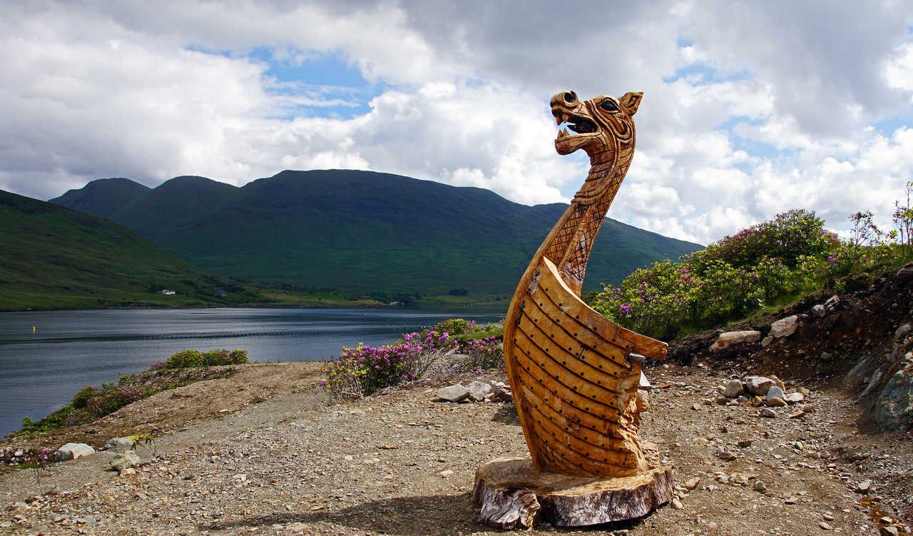Tête de drakkar à Killary fjord en Irlande