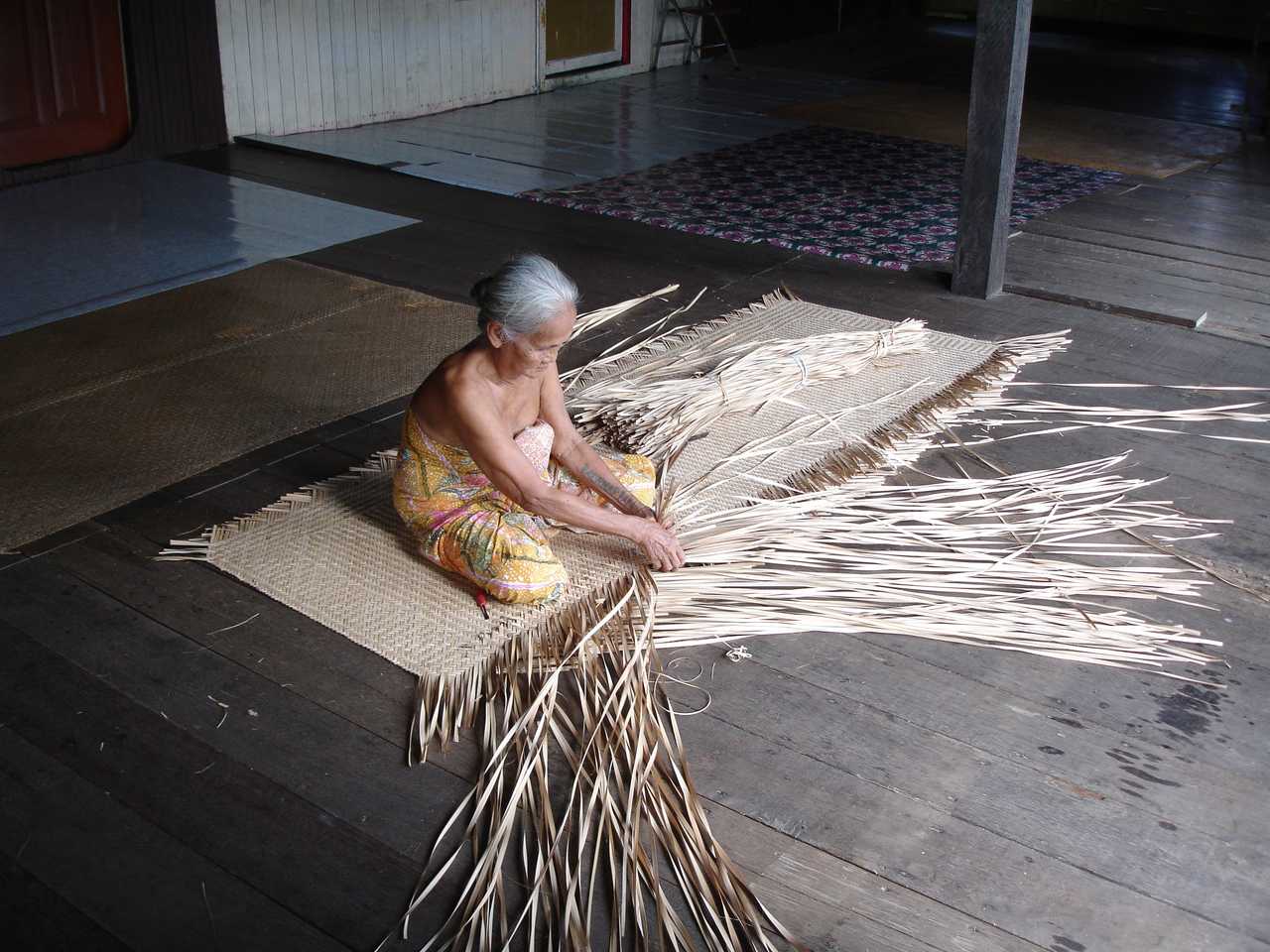 Tissage traditionnel d'une habitante, Sarawak