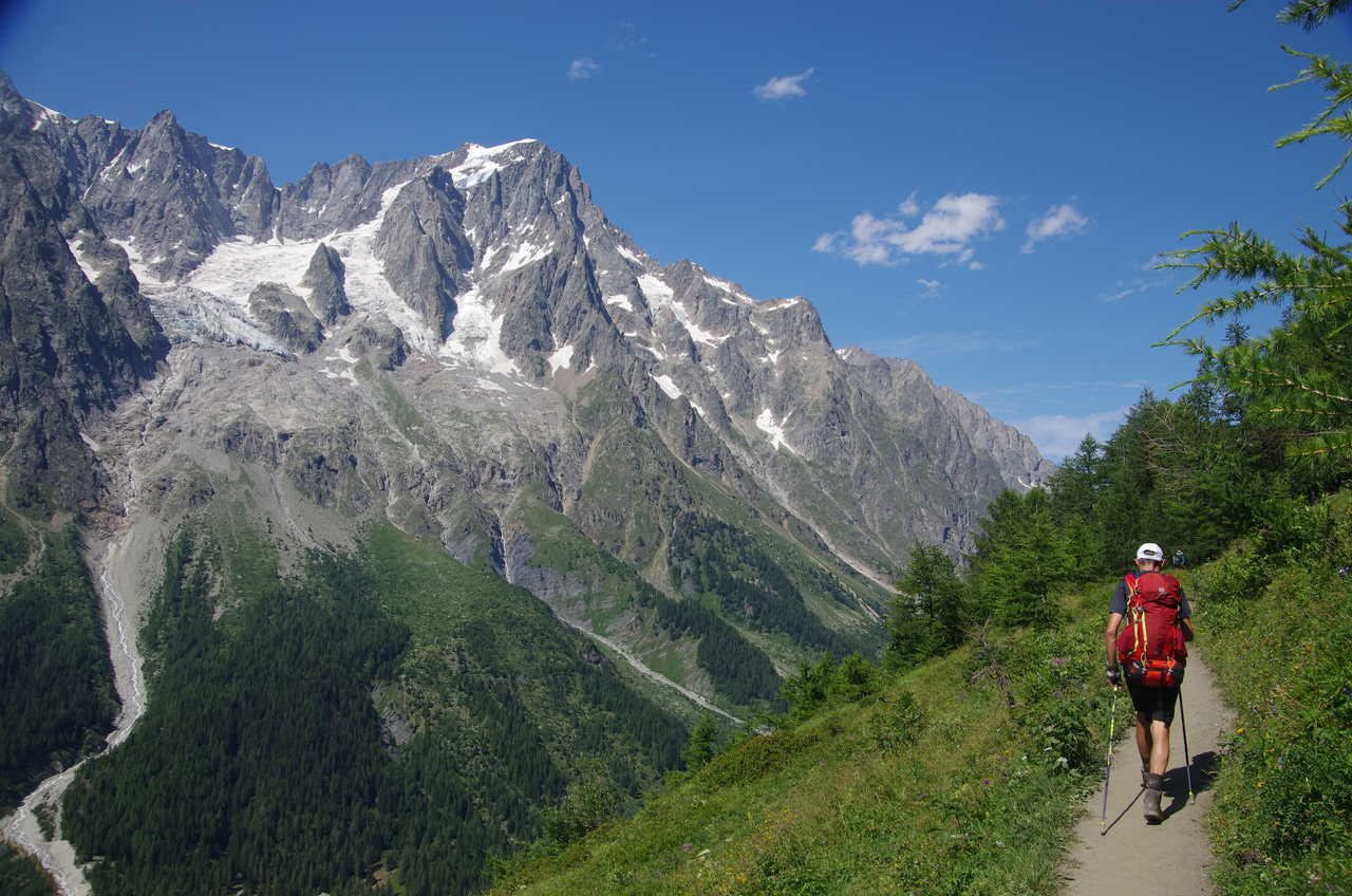 TMB, jour 4, Randonneur sur les sentiers de Courmayeur au refuge de Bonatti