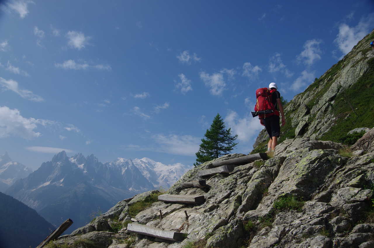 TMB, Jour 7, randonneur sur les sentiers des aiguilles rouges