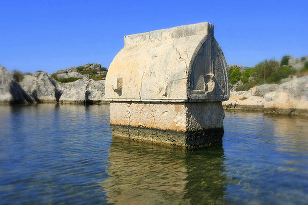 Tombeau lycien dans la mer, Kalekoy Simena en Turquie