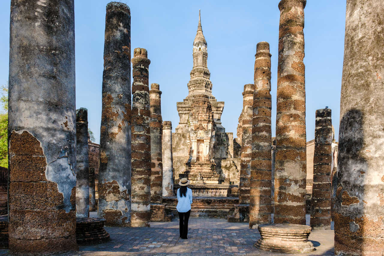 touriste qui visite  Wat Mahathat, à Sukhothai, en Thaïlande