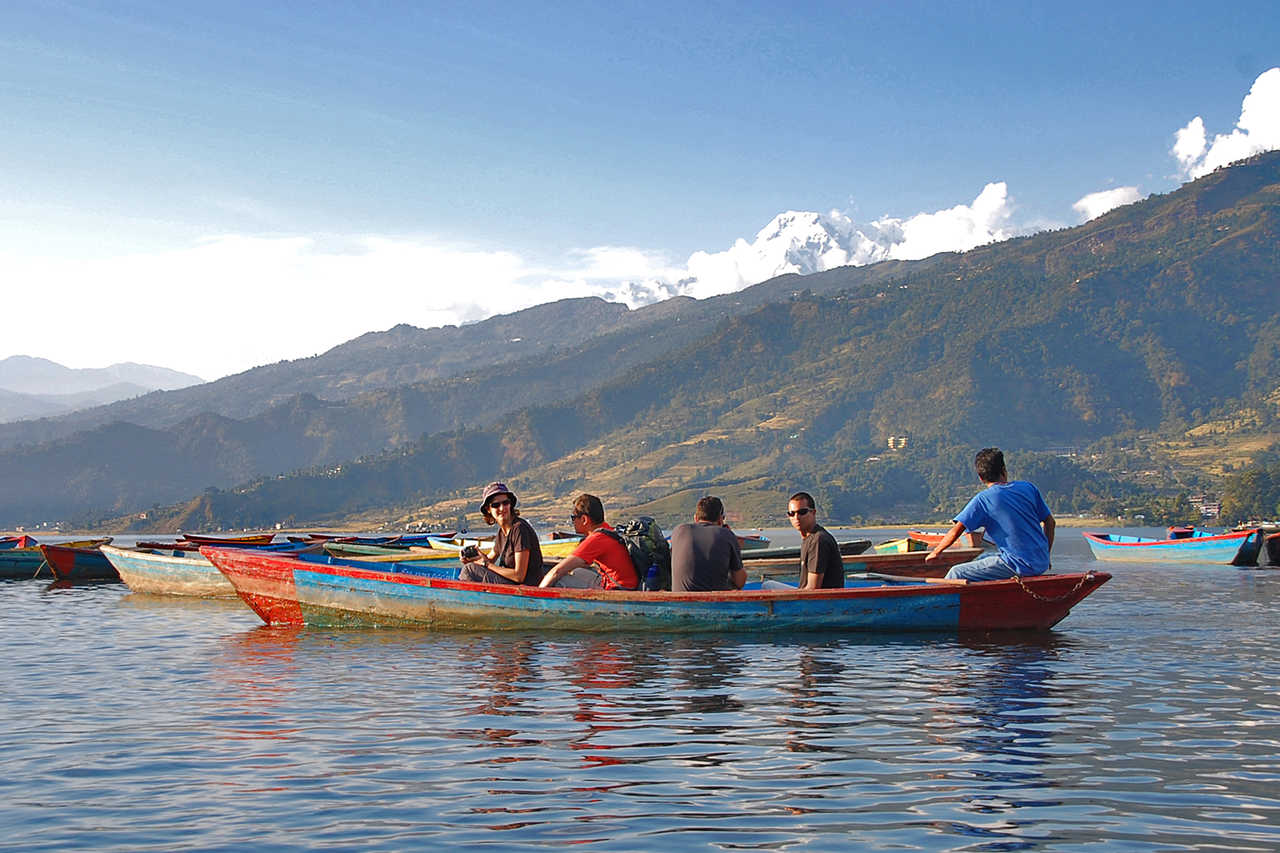 Touristes sur le lac Phewa, à Pokhara