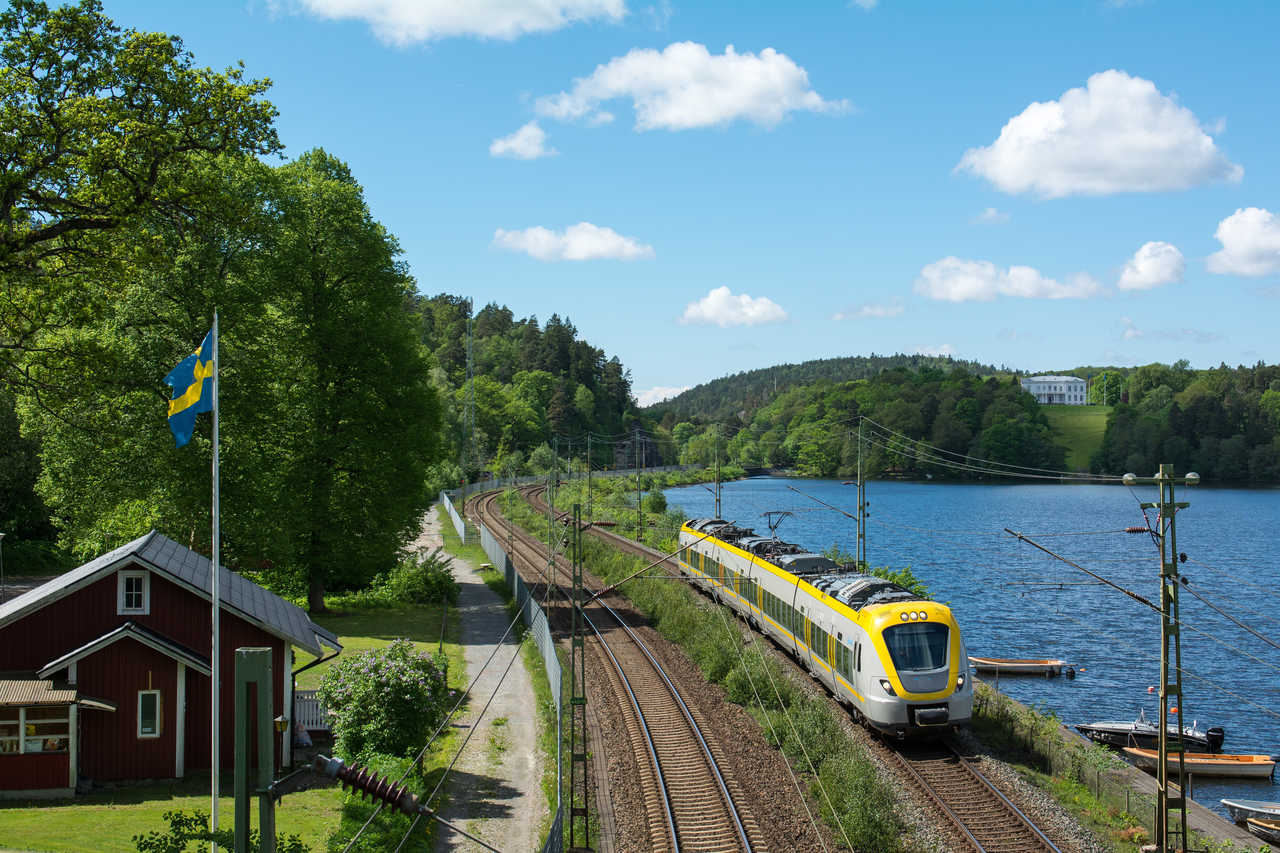 train au bord d'un lac en Suède