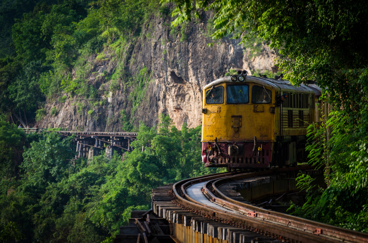 Train au dessus de la rivière Kwai en Thailande