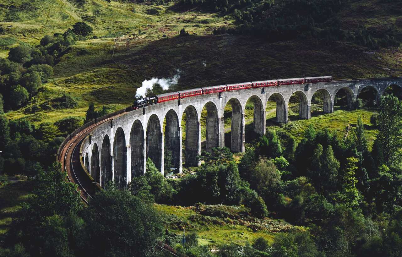 Train passant sur le viaduc  de Glenfinnan en Ecosse