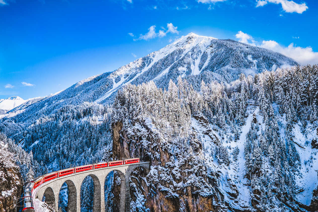 Train rouge suisse en hiver