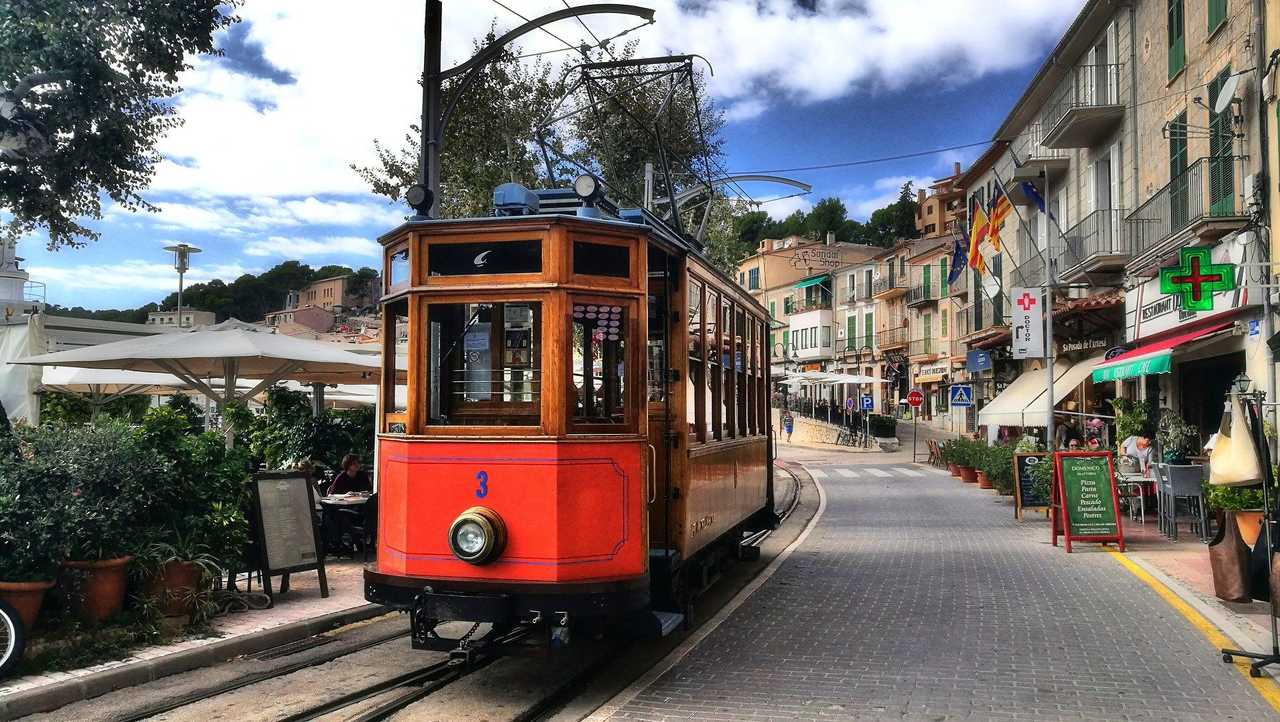 Tram dans la rue de Sóller à Majorque  aux Baléares