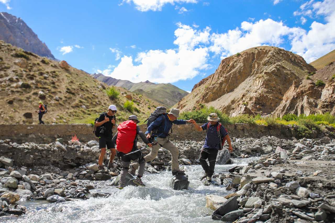 Traversée de rivière pour les voyageurs à Zanskar en Inde Himalayenne