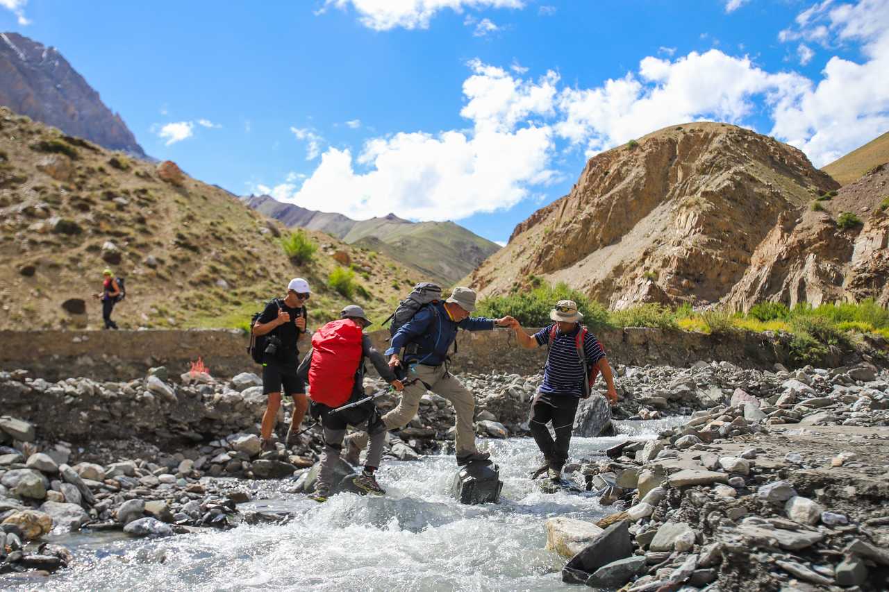 Traversée de rivière pour les voyageurs à Zanskar