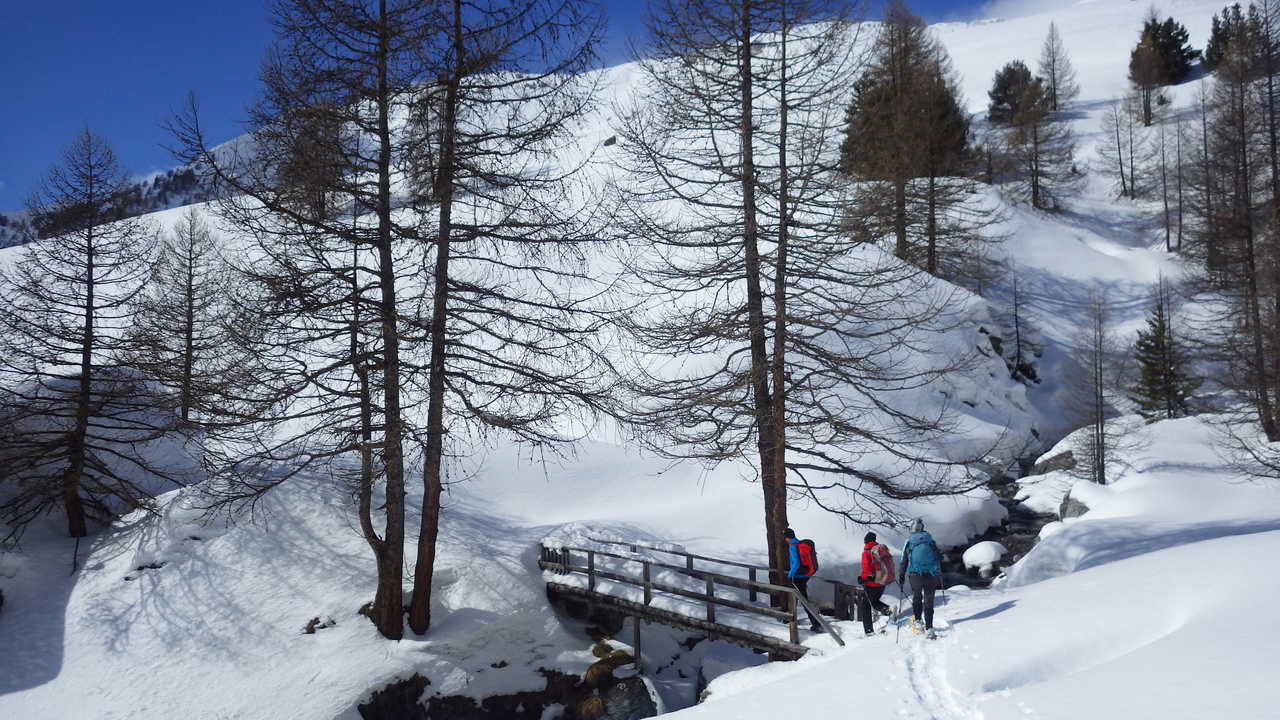 Traversée d'un petit pont en raquettes, Queyras, Alpes du sud