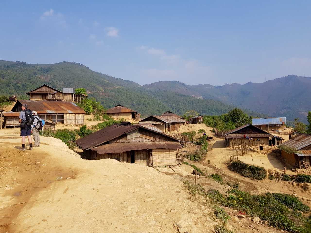 Traversée d'un village lors d'un trek au nord du Laos