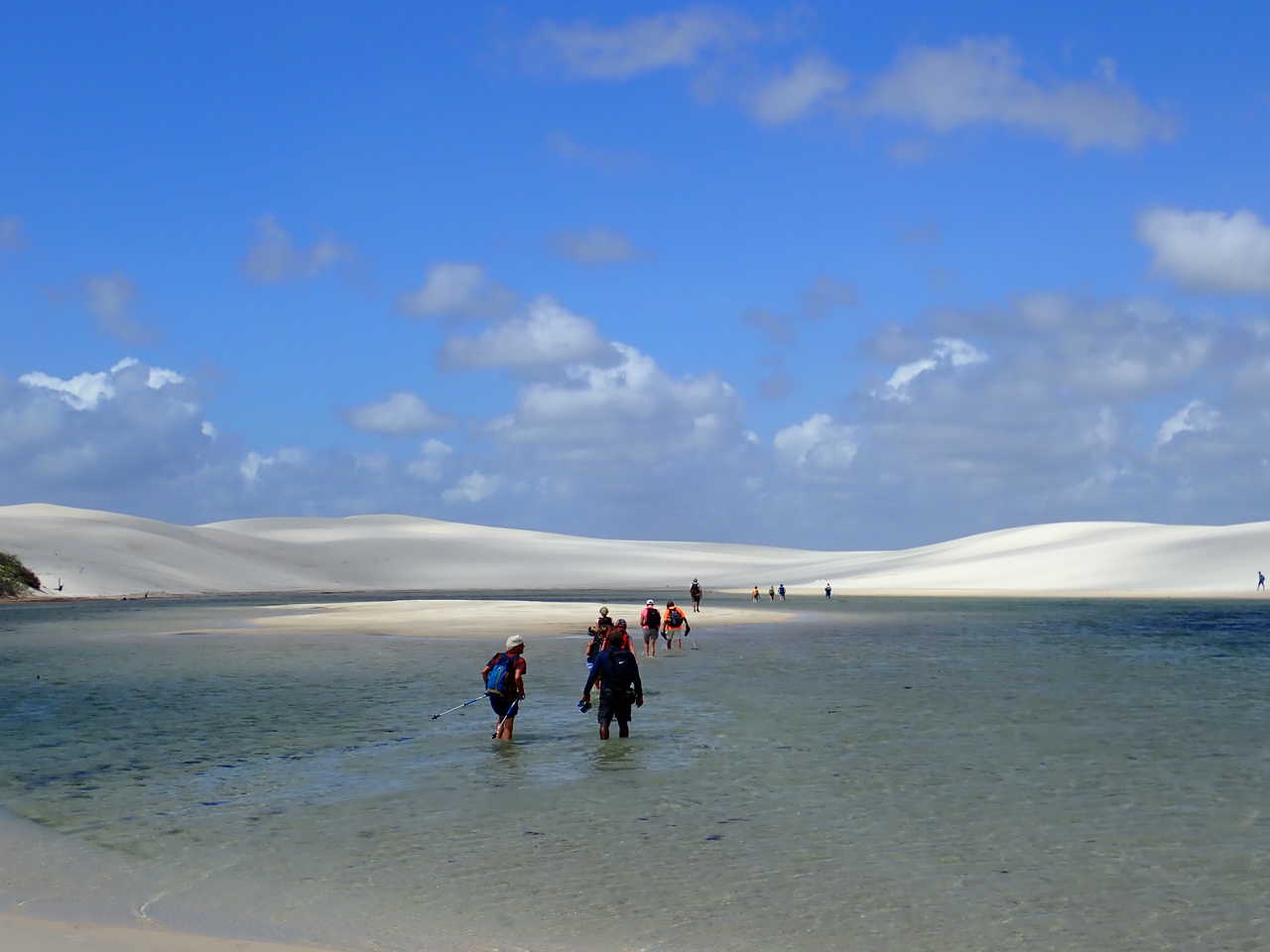 Traversée d'une lagune du désert des Lençóis Maranhenses