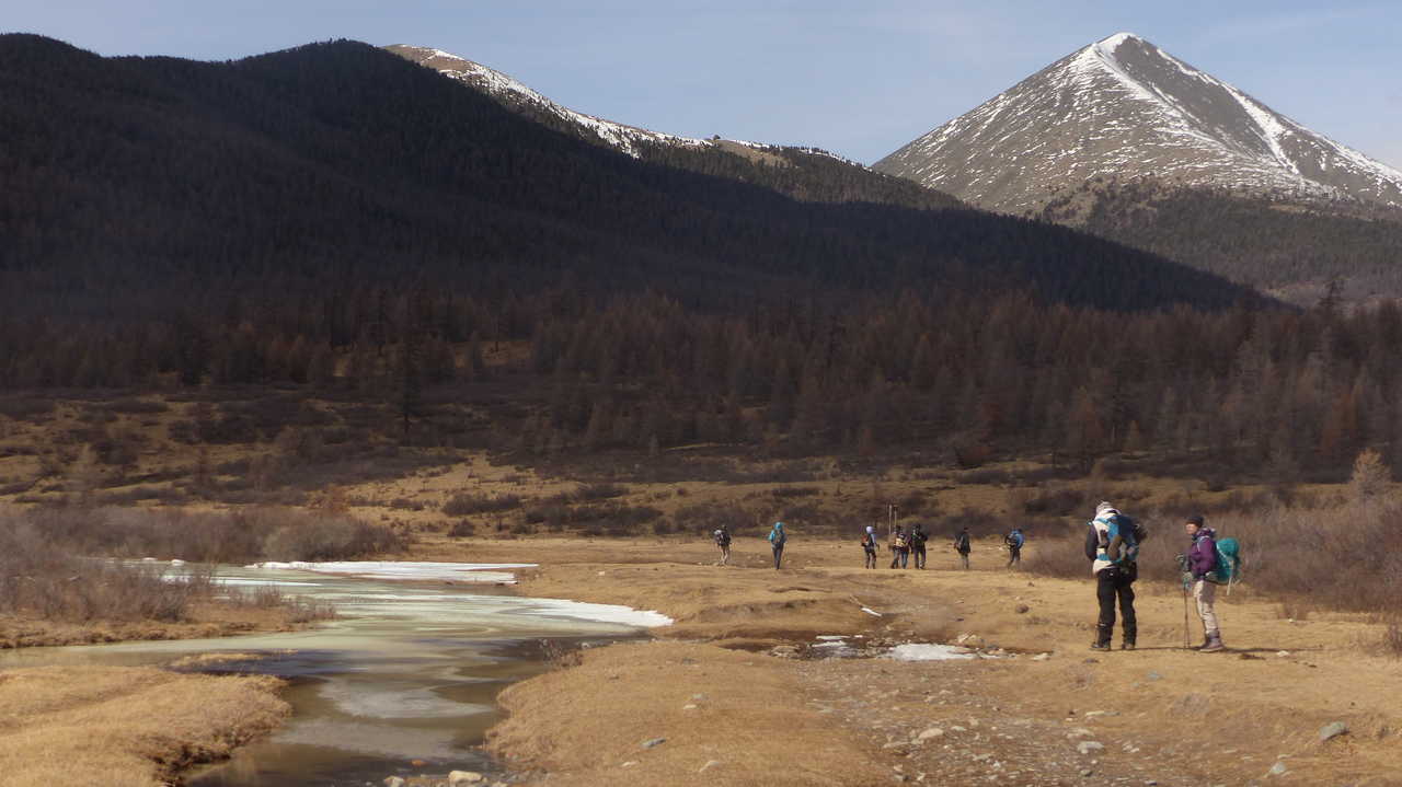Trekking sur la rivière gelée pour la transhumance dans le massif du Khoridol Saridag
