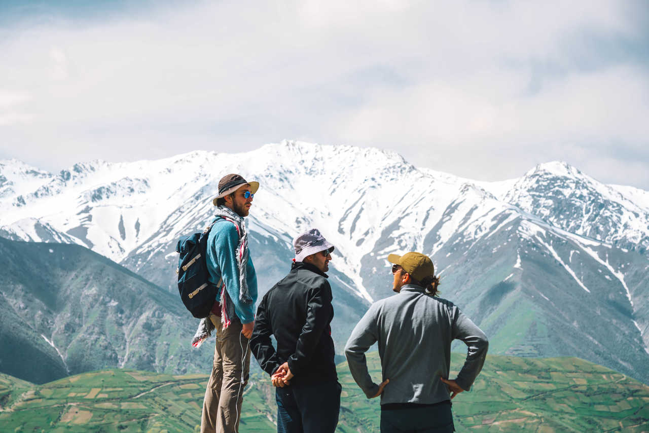 trois randonneurs qui admirent la vue à Oman