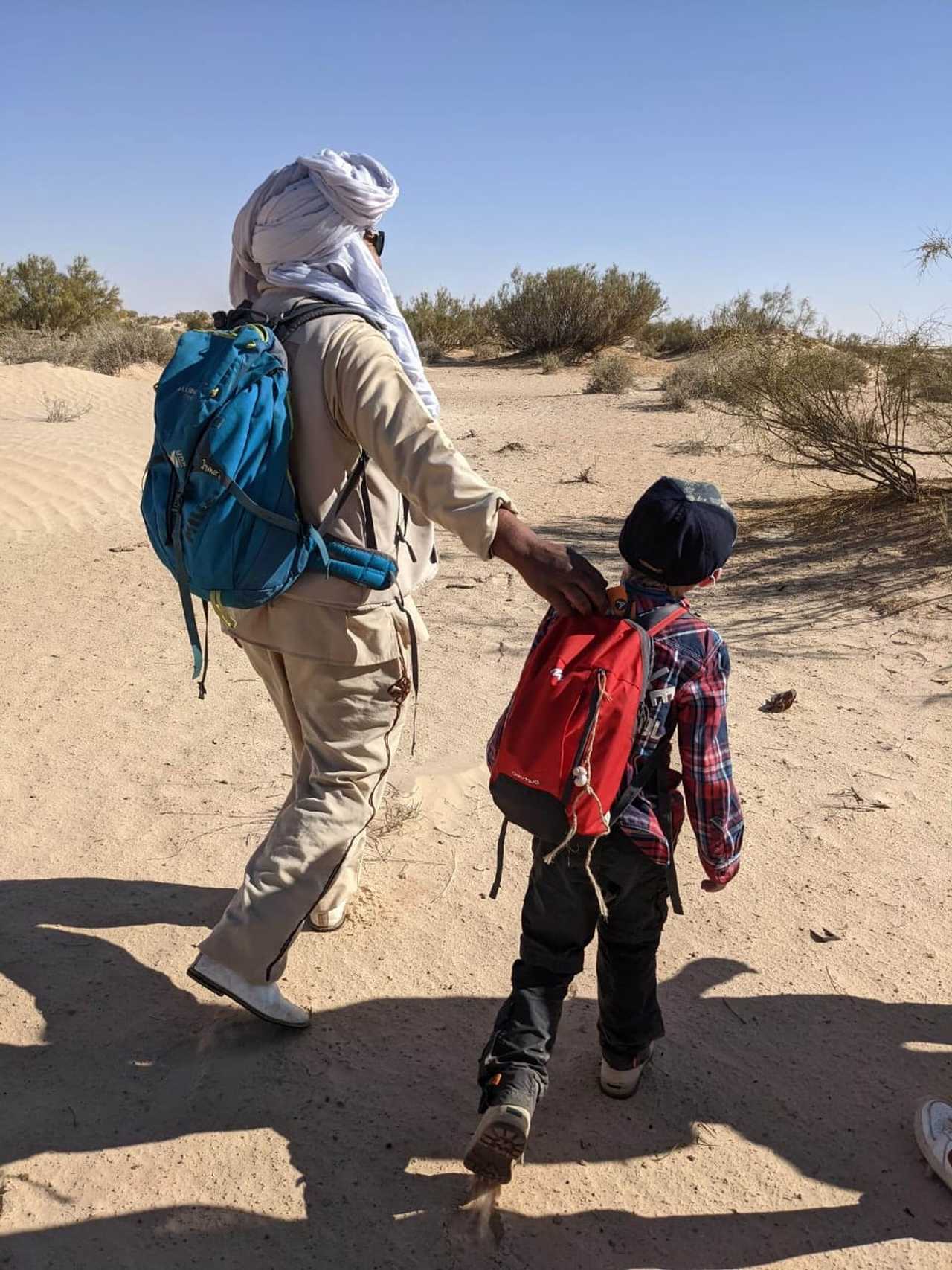 Un guide et un enfant dans la région de Douz