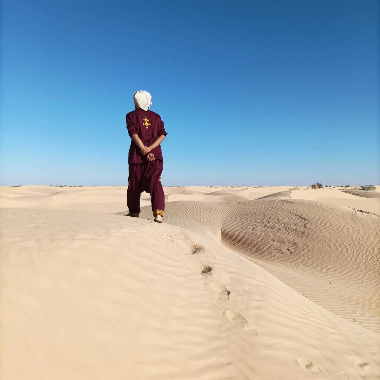 Un homme dans les dunes de l'Erg Oriental