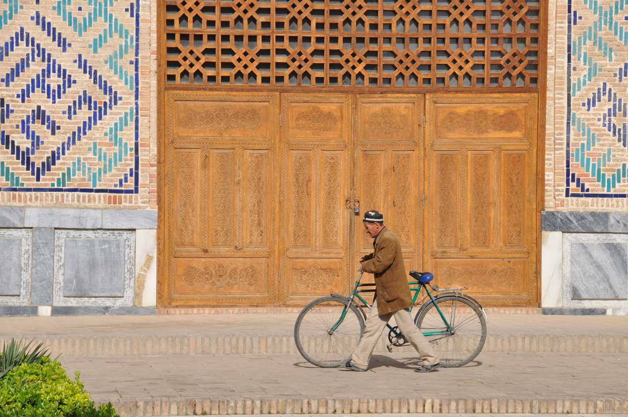 Un homme ouzbek et son vélo en Ouzbékistan