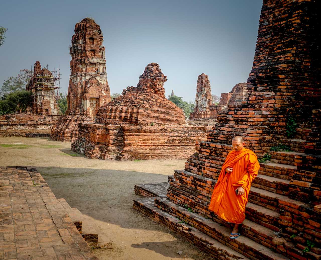 Un moine au temple d'Ayutthaya