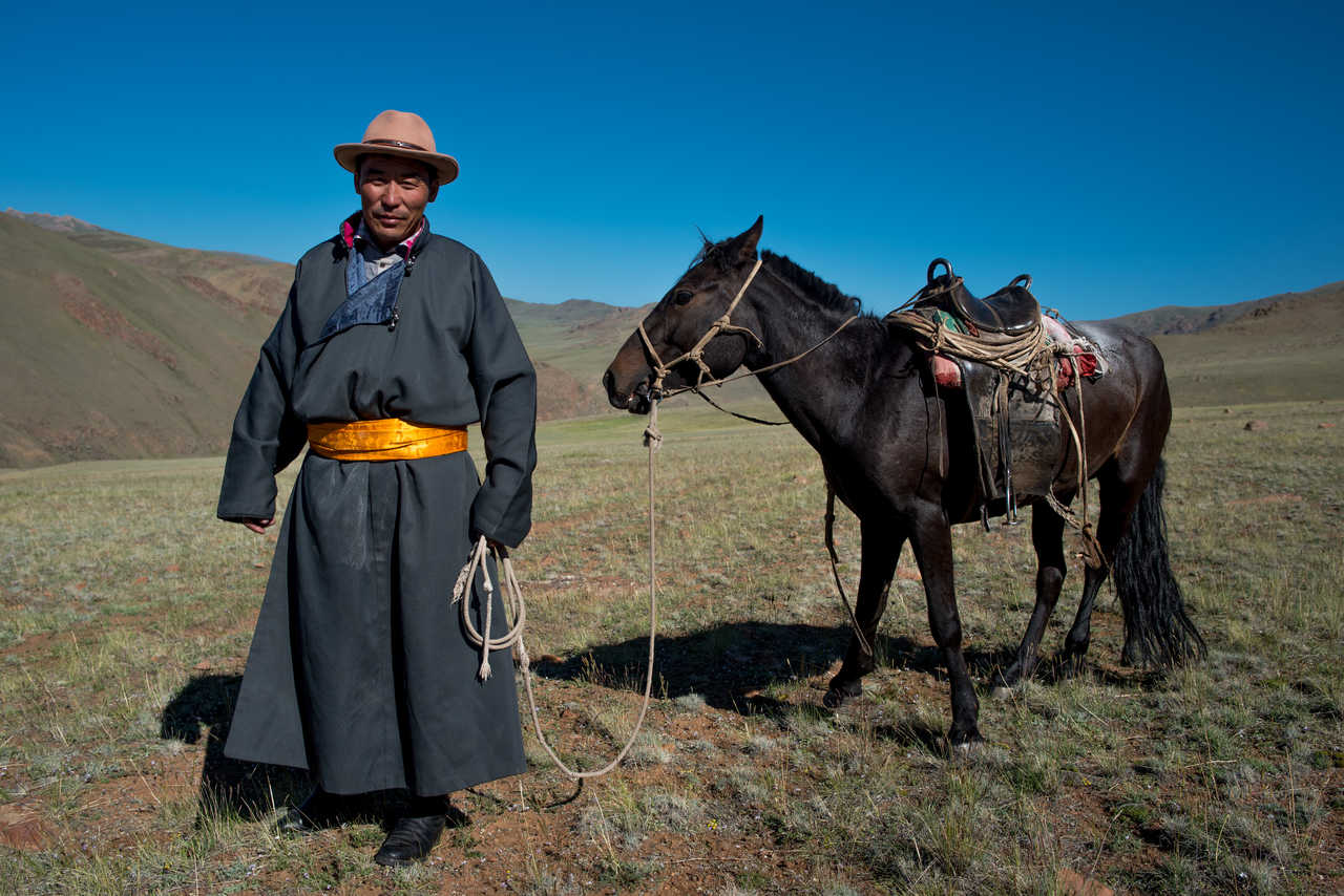 Un mongole et son cheval dans le Kharkhiraa
