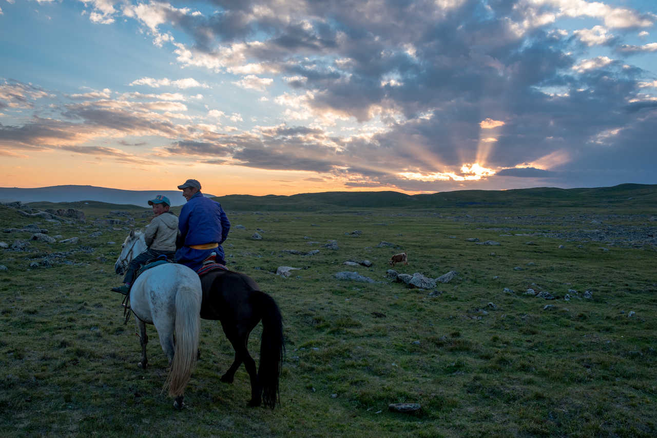 Un père et son fils dans le Kharkhiraa